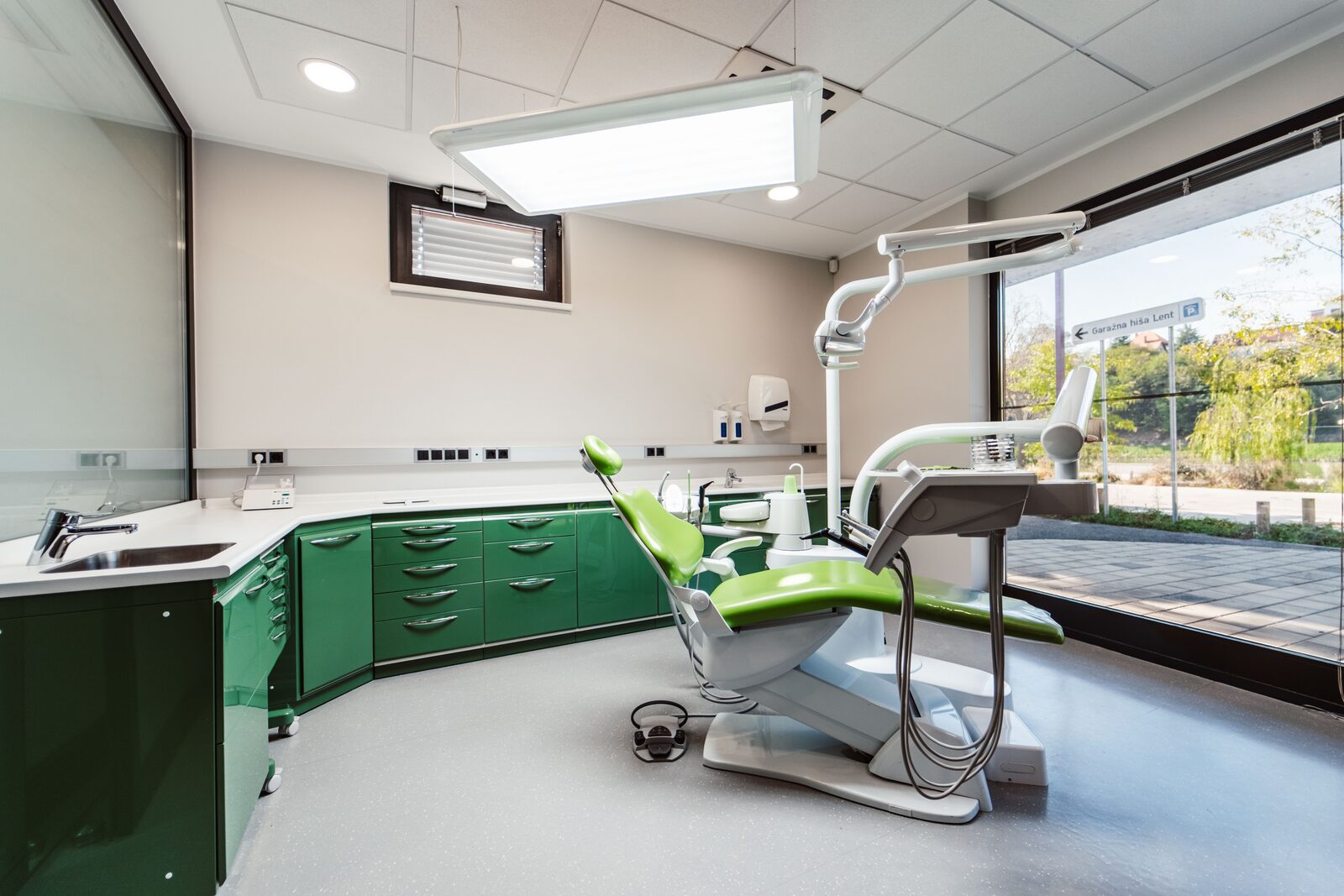 Svetla zobna ordinacija Dental Rogaška v Mariboru z zobozdravniškim stolom ob velikem oknu