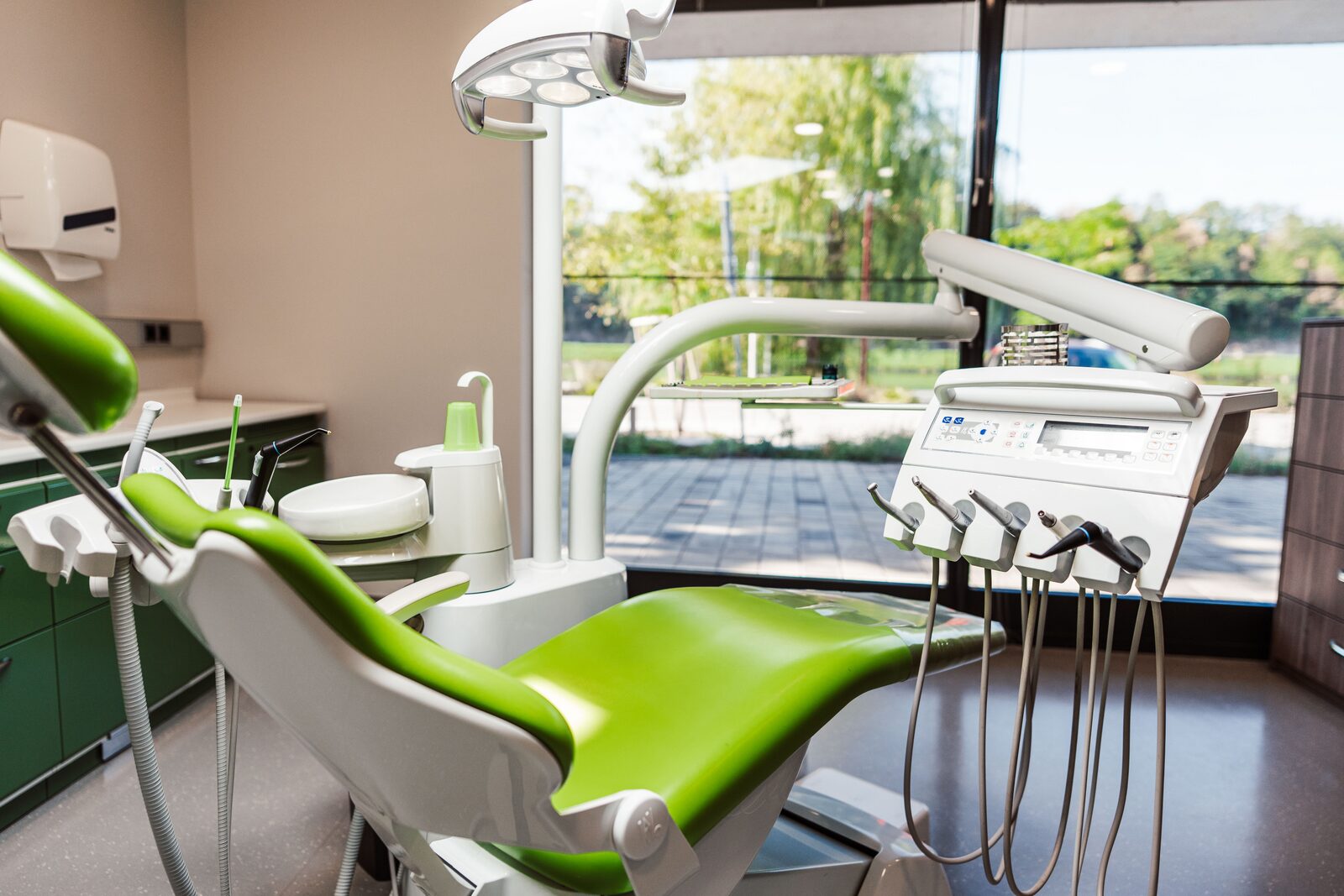Zobozdravniški stol z zelenim oblazinjenjem v ordinaciji Dental Rogaška Maribor