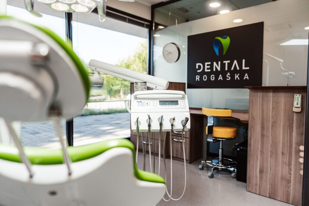 Zobozdravniški stol in logotip Dental Rogaška v ordinaciji v Mariboru