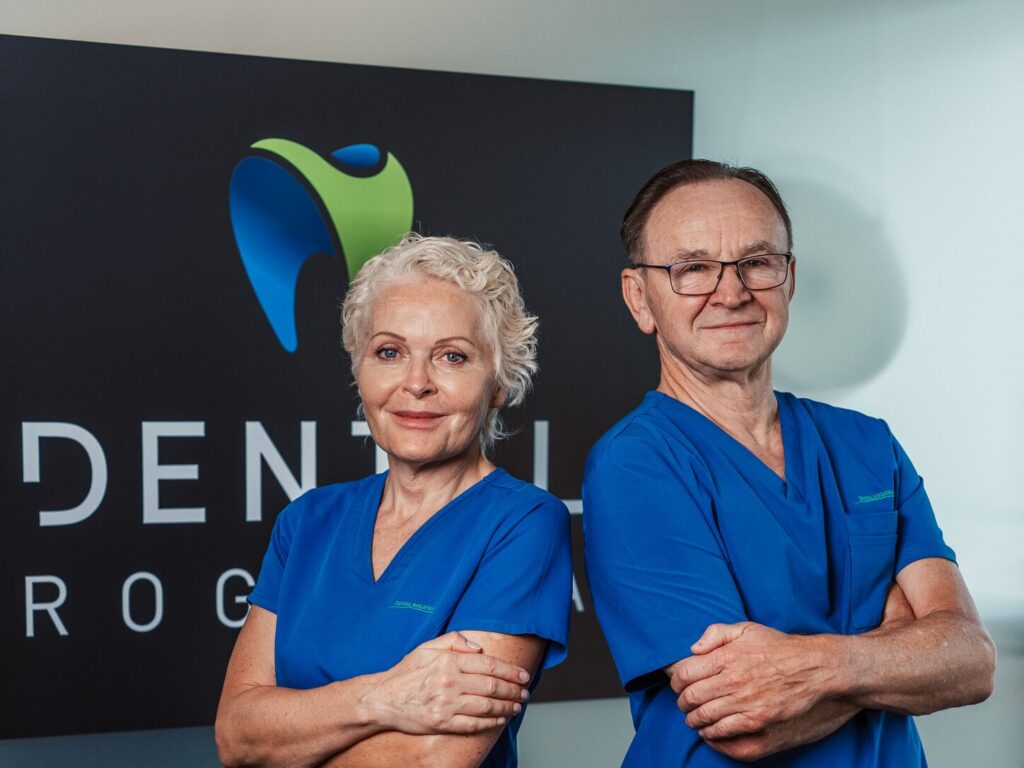Romana Šrimpf, dr. dent. med., in zobozdravnik Franc Breznar pred logotipom Dental Rogaška v Mariboru
